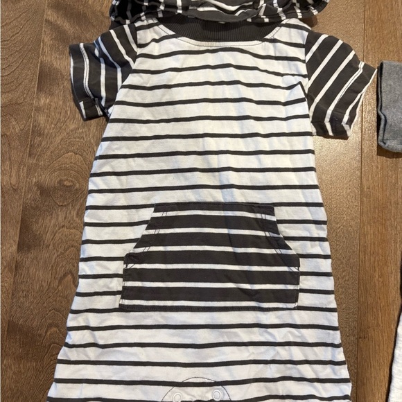 Bundle of 2 Baby Romper - Picture 2 of 5